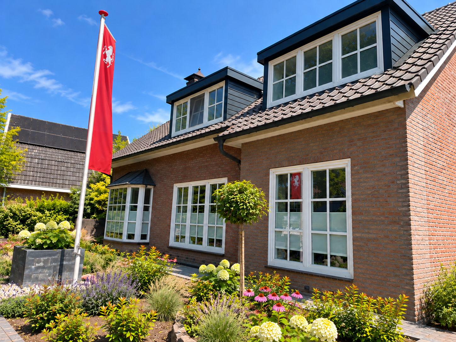 Gezinshuis Karibu met de tuin en het Twentse vaandel